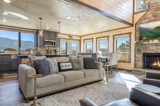 New Luxe Cabin-Great Views, Pool, Hot Tub, Theater - Sevierville - 1