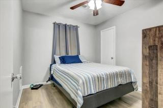 Comfy 3 bedroom home w/ fenced yard - Bridge City - 9