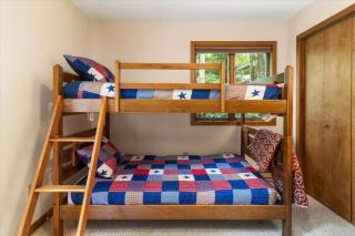 Pocono Chalet / 4 BDRMS / Fireplace - 7