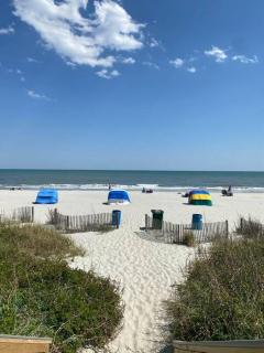 Ocean Breeze Retreat Oceanfront Sleeps 6 - Myrtle Beach - 8