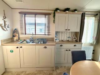 The Boat House, Hot Tub Lodge - South Cerney - 3