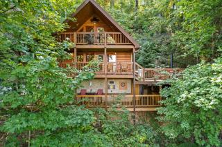 Bear Mountain Chalet in Sevierville with Hot Tub - 7