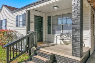 Stylish 4 bedroom home in Groves - 5