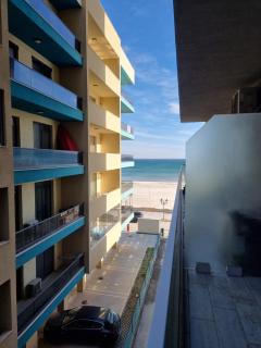 Andrew-Endless Summer Mamaia Nord Apartaments - 1