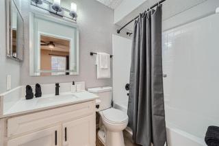 Your Chill 2B Getaway - 10min to DTWN - W/D, Pool, Prkg - Austin - 9
