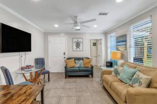 Coconut Crab Cottage: 4 BR Home STEPS from Beach! - Tybee Island - 7