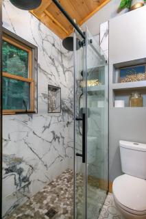 Dreamy Mountain Getaway~Hot Tub~Old Oak Lodge - 1