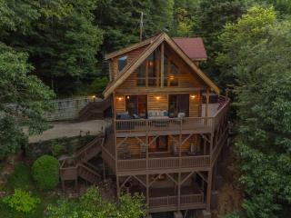 Dreamy Mountain Getaway~Hot Tub~Old Oak Lodge - 0
