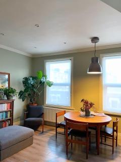 TubeSide Stylish 2-Bed Flat - London - 5