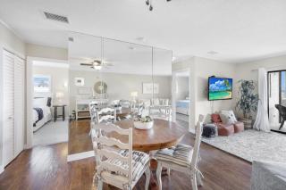 Central condo with pool and short walk to restaurants - 3