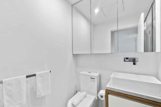 Modern 1BR Apt with Gym Pool & Wifi - 5