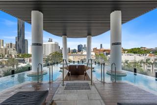 Modern 1BR Apt with Gym Pool & Wifi - Brisbane - 2