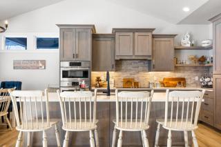 New Mountain Bluebird - walk to lake, golf, and town - game rm - family friendly - sleeps 14 - Cascade - 9