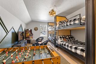 New Mountain Bluebird - walk to lake, golf, and town - game rm - family friendly - sleeps 14 - 7