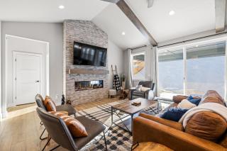 New Mountain Bluebird - walk to lake, golf, and town - game rm - family friendly - sleeps 14 - Cascade - 5