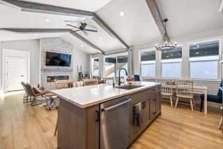 New Mountain Bluebird - walk to lake, golf, and town - game rm - family friendly - sleeps 14 - Cascade - 4