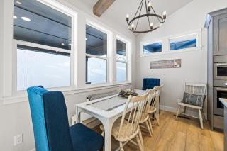 New Mountain Bluebird - walk to lake, golf, and town - game rm - family friendly - sleeps 14 - 3