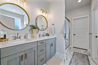 New Mountain Bluebird - walk to lake, golf, and town - game rm - family friendly - sleeps 14 - 2