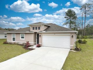 Coastal Vibes & Family Fun-Spacious 3BR, Kidz Zone, Desirable Neighborhood - Palm Coast - 2