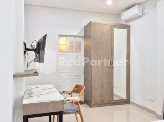 TERRA Guesthouse JEC Mitra RedDoorz - 3