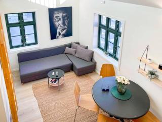 The Yellow House Nr12 by Berti's - 8