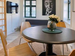 The Yellow House Nr12 by Berti's - 3
