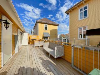 The Yellow House Nr12 by Berti's - 2