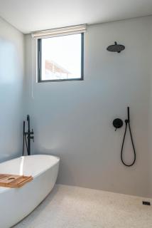 Berawa Breeze: Chic 4BR Beachside Oasis - Canggu - 4