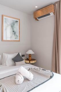 Berawa Breeze: Chic 4BR Beachside Oasis - Canggu - 9