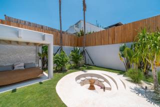 Berawa Breeze - Chic 4BR Beachside Oasis with Sauna - 1