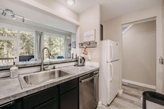 45SW-Fireplace-Dishwasher-Washer Dryer-Sleeps 4 condo - Glacier - 3