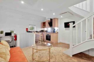 2 Bedroom City Centre Apartment with Free Parking - 4