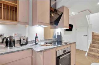 2 Bedroom City Centre Apartment with Free Parking - 3