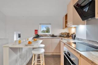2 Bedroom City Centre Apartment with Free Parking - 2