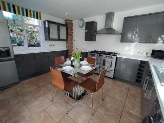 Sirius House - sleeps 7, driveway, garden - Crewe - 2
