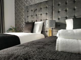 Sirius House - sleeps 7, driveway, garden - 2