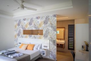 Tropic & Chic - 1