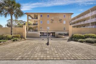 3 BR Condo 2 Pools and Hot Tub Walk to Beach - 4