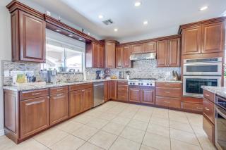 Large Las Vegas Home with Pool, Hot Tub and Game Room - Las Vegas - 3