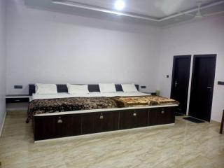 HOTEL RUDRA RESIDENCY Near Railway station - Mathura - 6