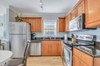 2 Bed Condo Walk to the Beach - 7