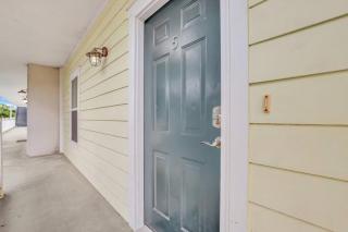 2 Bed Condo Walk to the Beach - 2