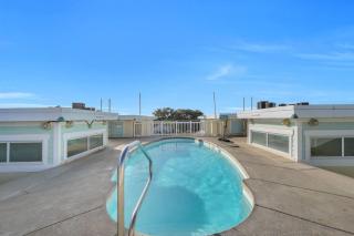 Tybee Dream: 2 Bed 2 Bath Condo w/ rooftop Pool - Tybee Island - 9