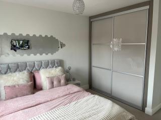 En-suite bedroom in a family home near Gatwick airport and Horley station - 7