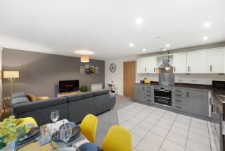 Deluxe 2-Bedroom Serviced Apartment with Free Parking - 9