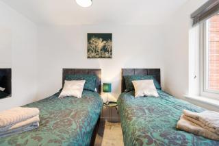 Deluxe 2 bed flat w/free parking - High Wycombe - 1