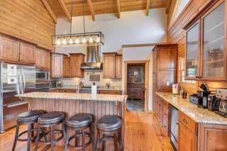 Wooded Cabin Mtn Views, Hot Tub and 2 Decks! - Sapphire - 5