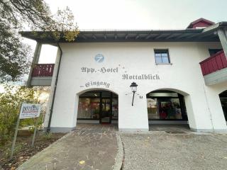 FeWo 36 - Appartement im Rottalblick - Rustikal & Urig wohnen, mit Bademantelgang zur Therme, TV, Doppelbett, Schlafsofa, Balkon und persönlichem Gästeempfang von Astarte Estate - Bad Griesbach im Rottal - 4
