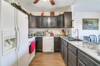 Palmdale Family Home with Private Pool and Backyard - Palmdale - 4