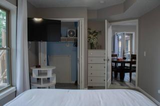 2 bed, 2 story, In-law suite in rear of main house - Bellevue - 9